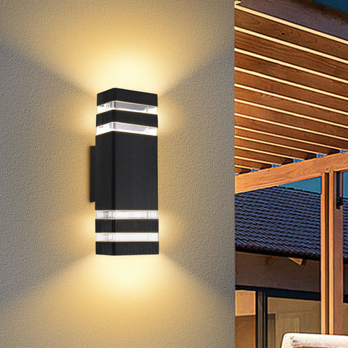 Buitenstee Aurora — premium solar wandlamp van roestvrij staal en gehard glas aan een houten gevel (tijdelijke leveranciersfoto, ter preview)