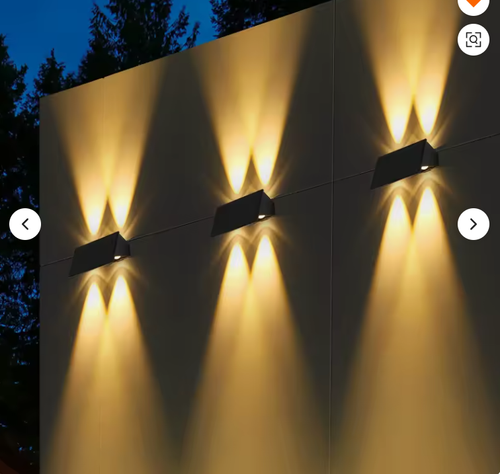 Buitenstee Luna — meerdere lampen naast elkaar op een gevel in het donker (tijdelijke leveranciersfoto, ter preview)